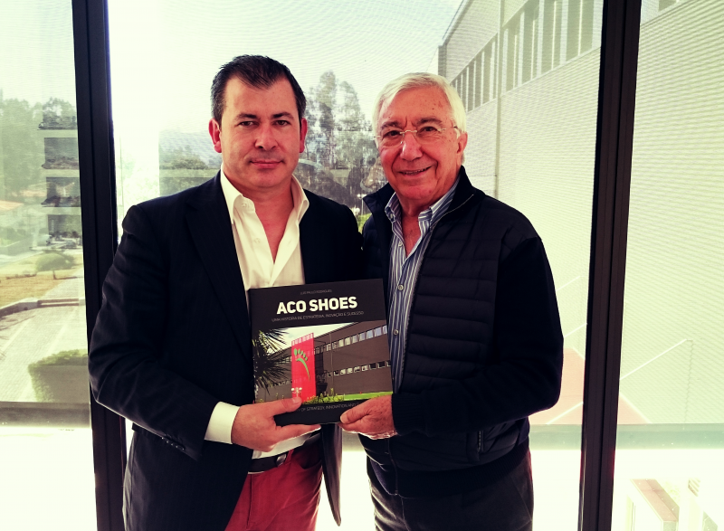Com Armindo Costa, presidente da Aco Shoes, e o meu livro sobre a história da empresa (2016)